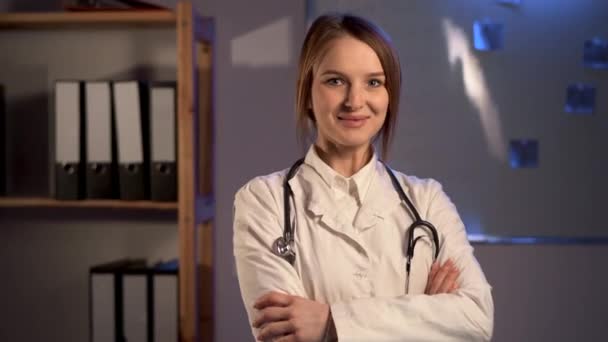 Впевнена Усміхнена Жінка Лікар Позує Лікарні Під Час Нічної Зміни — стокове відео
