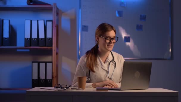 Online Arzt Attraktive Arzt Machen Online Videoanruf Konsultieren Patienten Auf — Stockvideo