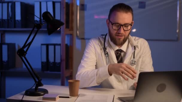 Médecin Pendant Quart Nuit Parle Avec Patient Aide Ordinateur Portable — Video