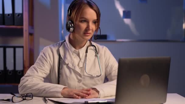 Doctor Talking Patient Medical Center Night Telemedicine Concept — Vídeo de stock