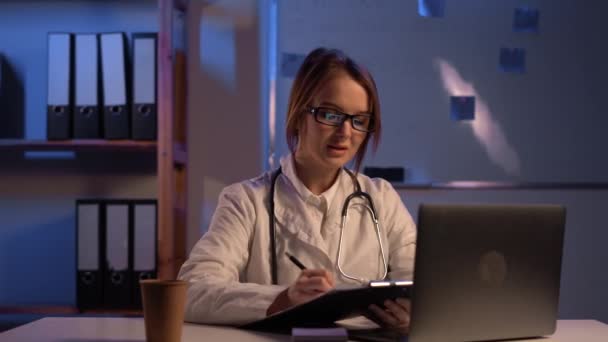 의사나간 호사는 노트북 컴퓨터에 집중하여 병원내 환자들에 정보를 — 비디오