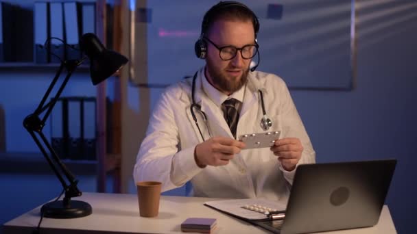 Lékař Mluvit Line Pacienta Obrazovce Notebooku Sedí Noci Kanceláři Kliniky — Stock video