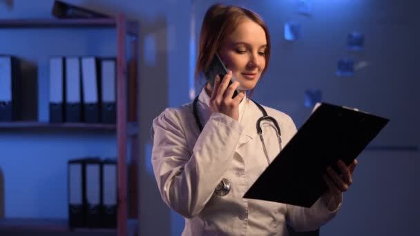 Smiling Female Doctor Nurse Clipboard Calling Phone Hospital Medicine Technology — Vídeo de stock