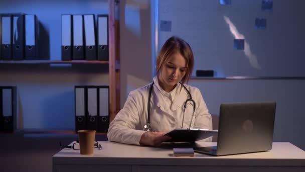 Doctor Stethoscope Clipboard Laptop Working Hospital Writing Prescription Healthcare Medical — Vídeo de stock