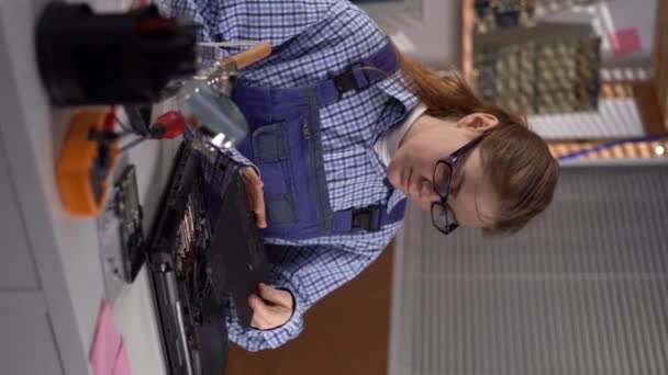 Szerelő Szétszereli Laptopot Nagyítóval Mérnök Megjavítja Hibás Számítógépet Munkahelyén Elektronikus — Stock videók