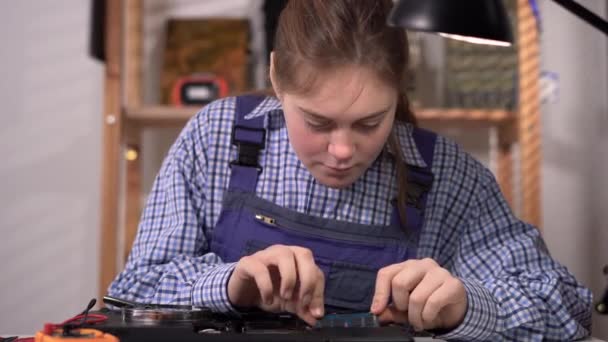 Woman Engineer Repairs Laptops Installed Motherboard Install Random Access Memory — Vídeos de Stock