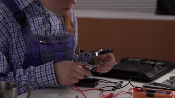 Молодой Ремонтник Чинит Дисплейную Карту Ноутбука Тестирует Мультиметром Женщины Ремонтируют — стоковое видео