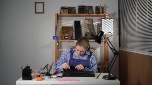 Ремонтница Женщина Откручивает Винты Корпуса Ноутбука Отверткой Ремонта Обслуживания Ремонт — стоковое видео