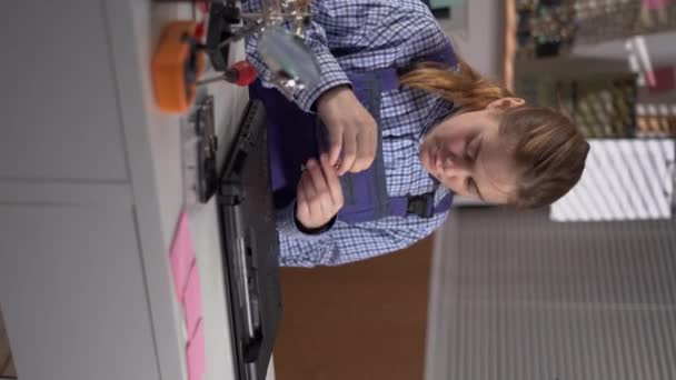 Woman Repairing Laptop Screwdriver Repair Shop Maintenance Engineer Support Electronic — Vídeo de Stock
