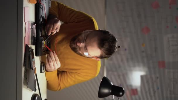 Service Center Repair Digital Gadgets Focused Repairman Holding Multimeter Gauges — Stockvideo