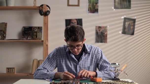 Student Sprawdza Płytkę Drukowaną Multimetrem Stole Domu Tworzy Nowy Komputer — Wideo stockowe