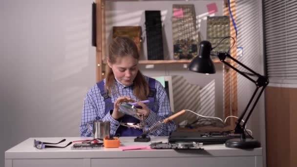 Женщина Инженер Чинит Сломанный Компьютер Рабочем Месте Пьет Кофе Электронный — стоковое видео