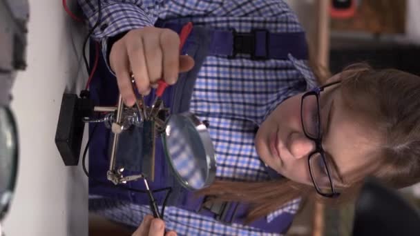 Young Woman Checking Circuit Multimeter Electrical Engineer Checking Circuit Board — Vídeo de Stock