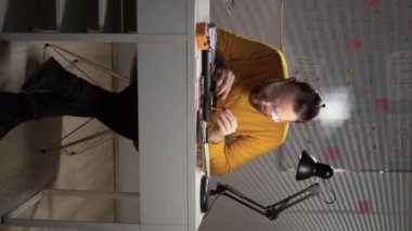 Dijital cihazların tamiri için servis merkezi. İşyerindeki kırık laptop anakartında çoklu metre göstergeleri tutan odaklı bir tamirci. dikey video. Boşluğu kopyala.