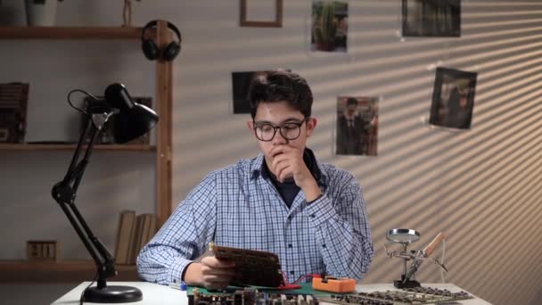Teenage College Student Holding Circuit Board Checking Circuit Boards Malfunction — Stok Video