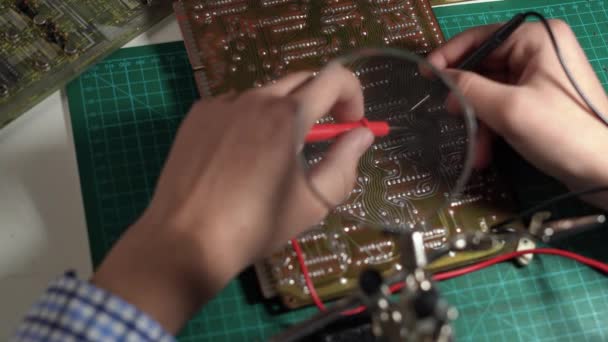 Guy Checking Circuit Board Multimeter Table Home Building Robot High — 图库视频影像