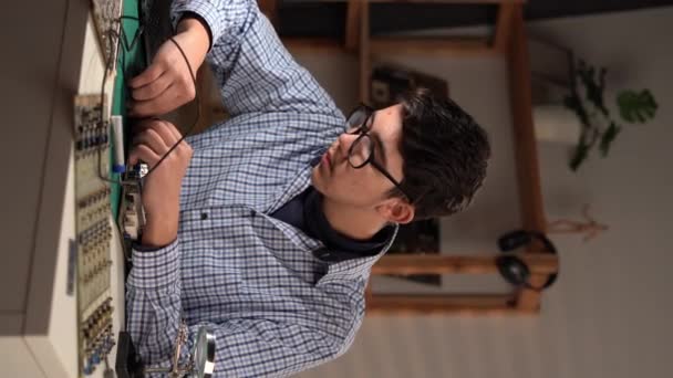 Male Young Technician Student Repairing Computer Motherboard Table Home Stem — Stok Video
