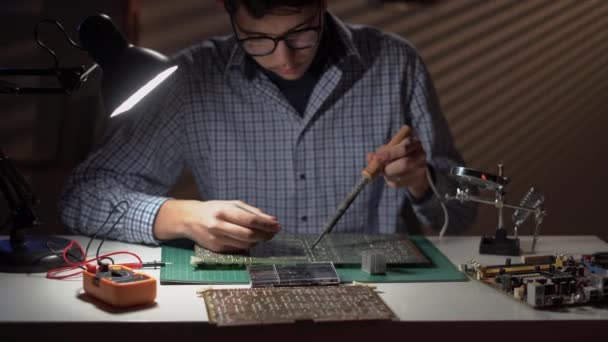 Young Teenage Schoolboy Studying Electronics Soldering Wires Circuit Boards His — Stok Video