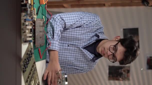 Teenager Dívá Obvodovou Desku Přes Lupu Pracující Doma Vertikální Video — Stock video