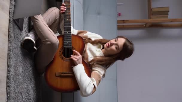 Kobieta Gitara Akustyczna Siedzi Piętro Laptopem Lekcje Muzyki Online Biały — Wideo stockowe