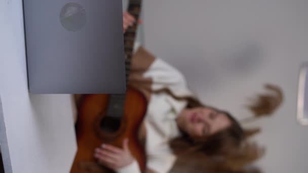 Jovem Mulher Tocando Guitarra Gravação Música Webcam Computador Portátil Sala — Vídeo de Stock