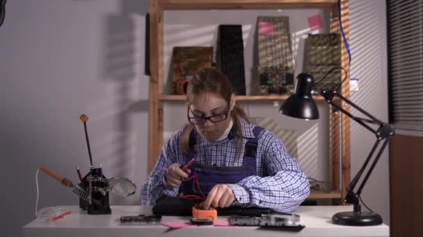 Female Technician Check Damaged Laptop Computer Multimeter Computer Repair Upgrade — Stockvideo