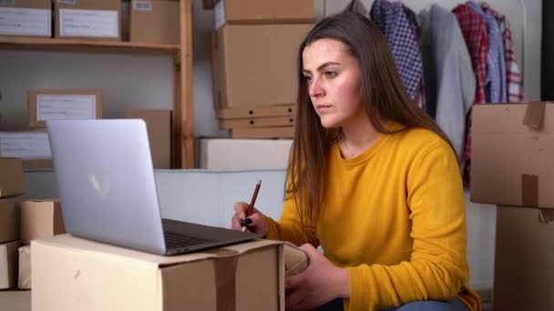 小さなビジネスを開始します 起業家や中小企業のフリーランス女性は ボックス付きラップトップを使用して オンラインマーケティングパッケージボックスと配信 中小企業のコンセプト スペースのコピー — ストック動画
