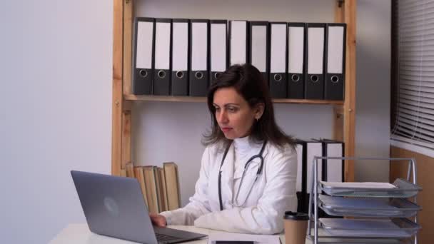 Telemedicine Concept Indian Female Doctor Talking Patient Using Laptop Online — Stockvideo