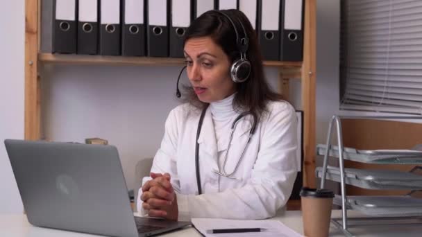 Young Female Doctor Telehealth Concept Doctor Talking Colleagues Video Call — Vídeos de Stock