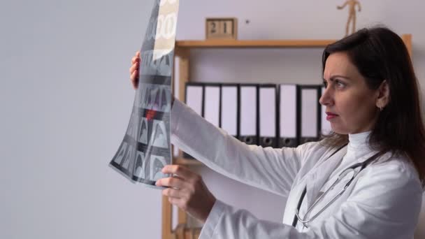 Woman Healthcare Personnel White Lab Coat Looking Ray Radiographic Image — Wideo stockowe