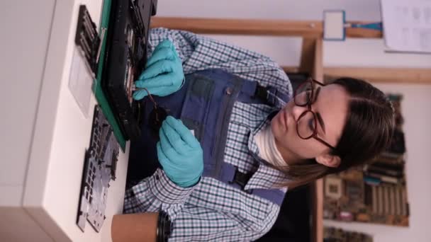 Laptop Disassembling Repair Shop Repairman Workplace Electronic Development Technology Fixing — Vídeos de Stock