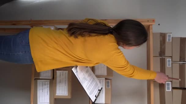 Werknemer Aanvinken Van Leveringsdozen Schrijven Klembord Vrouw Werkzaam Een Magazijn — Stockvideo