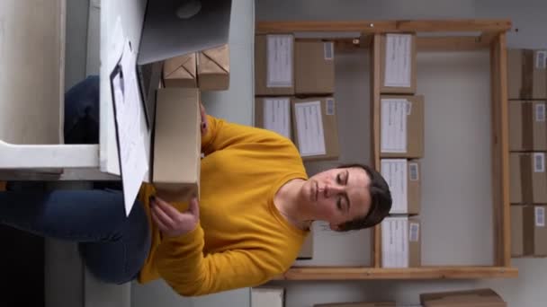Vrouwelijke Magazijnmedewerker Verkoper Verpakking Commerce Verzending Bestelbus Voor Verzending Voorbereiding — Stockvideo