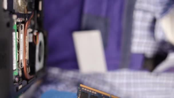 Engenheiro Serviço Tirar Chips Memória Ram Para Laptop Reparação Atualização — Vídeo de Stock