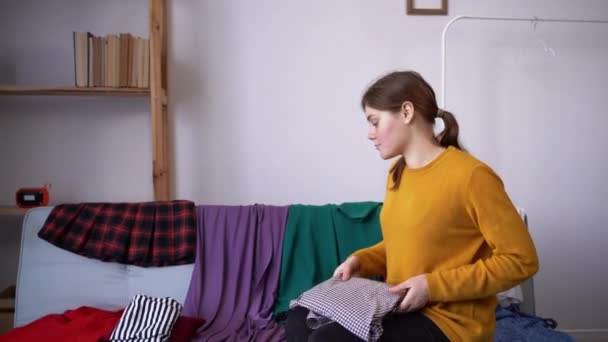 Kanepede Seyahat Için Bavul Hazırlayan Genç Bir Kadın Avrupa Tatile — Stok video