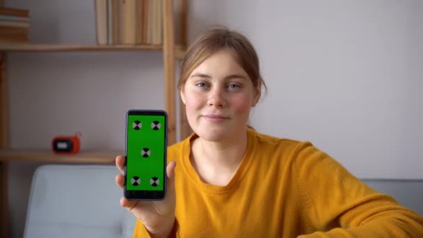 Rezervasyon Uygulaması Yeşil Ekran Akıllı Telefonu Işaret Eden Bavulu Olan — Stok video