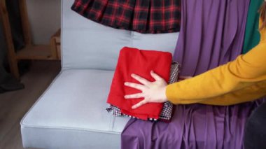 Yolculuğa hazırlanıyorum. Yeni bir yolculuk için bavul hazırlayan bir kadın, evde seyahat hazırlığı yapan bir valiz. Seyahat gezisi konsepti