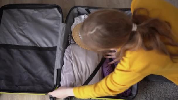 Vrouw Pak Koffer Uit Voor Vakantie Thuis Bovenaanzicht Zomer Vakantie — Stockvideo