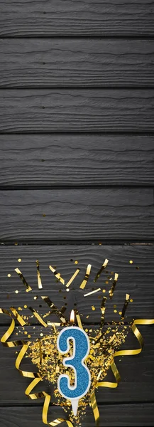 Número Vela Celebração Azul Confete Ouro Fundo Madeira Escura Terceiro — Fotografia de Stock