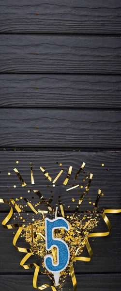 Number Blue Celebration Candle Gold Confetti Dark Wooden Background 5Th — Stock Photo, Image