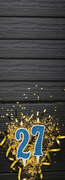 Nummer Blauwe Viering Kaars Gouden Confetti Donkere Houten Achtergrond 27E — Stockfoto