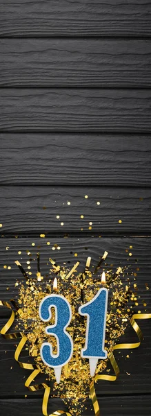 Modrá Slavnostní Svíčka Číslo Zlaté Konfety Tmavém Dřevěném Pozadí Narozeninové — Stock fotografie