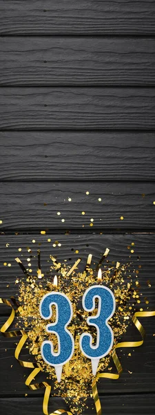 Numero Candela Blu Celebrazione Confetti Oro Sfondo Legno Scuro 33Esimo — Foto Stock