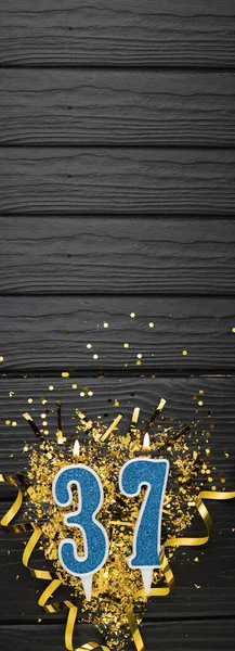 Numero Candela Blu Celebrazione Confetti Oro Sfondo Legno Scuro 37Esimo — Foto Stock