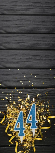 Número Vela Celebração Azul Confete Ouro Fundo Madeira Escura Cartão — Fotografia de Stock