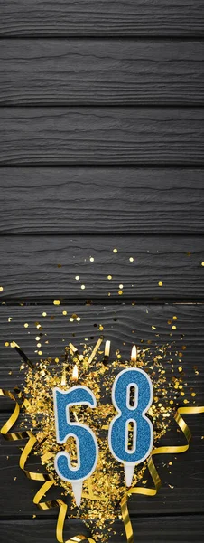 Numero Candela Blu Celebrazione Confetti Oro Sfondo Legno Scuro Biglietto — Foto Stock