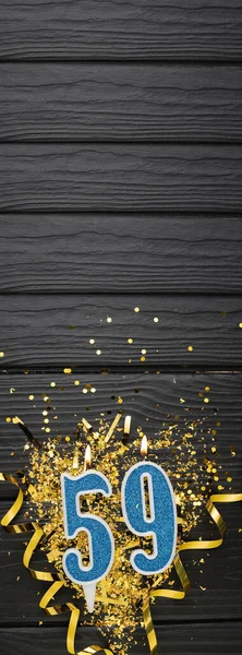 Numero Candela Blu Celebrazione Confetti Oro Sfondo Legno Scuro 59Esimo — Foto Stock