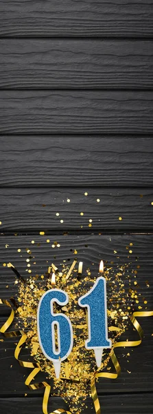Nummer Blauwe Viering Kaars Gouden Confetti Donkere Houten Achtergrond 61Ste — Stockfoto