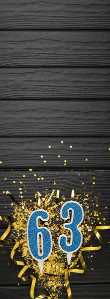 Nummer Blauwe Viering Kaars Gouden Confetti Donkere Houten Achtergrond 63Ste — Stockfoto