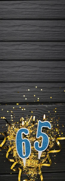 Bougie Célébration Bleue Numéro Confettis Dorés Sur Fond Bois Foncé — Photo
